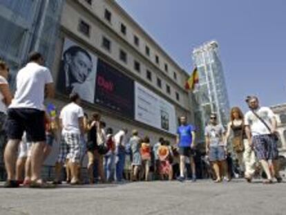 El arte de Dalí desborda el Reina Sofía... y sus cercanías