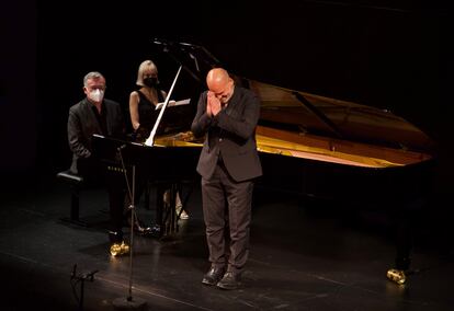 Florian Boesch agradece la cálida acogida del público antes de comenzar su recital con Malcolm Martineau en el Teatro de la Zarzuela.