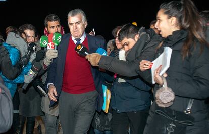 Bárcenas atiende a los periodistas.