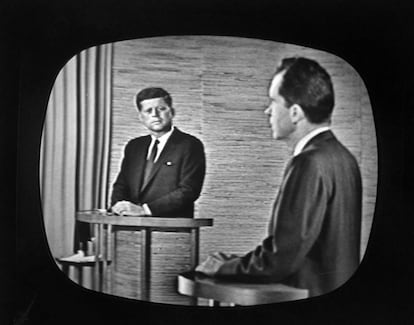 Nixon habla y Kennedy escucha en esta imagen tomada de un receptor de televisión del año 1960, en el que se celebró esta serie de cuatro debates electorales televisados que marcó un cambio de tendencia decisivo en la política.