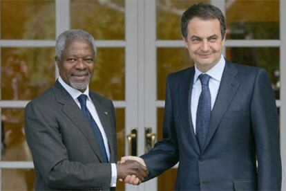 José Luis Rodríguez Zapatero y Kofi Annan se estrechan la mano en las escalinatas del palacio de La Moncloa.