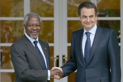 José Luis Rodríguez Zapatero y Kofi Annan se estrechan la mano en las escalinatas del palacio de La Moncloa.