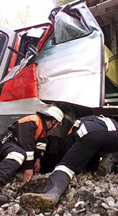 Dos bomberos en las labores de rescate tras el accidente de Enzisweiler.