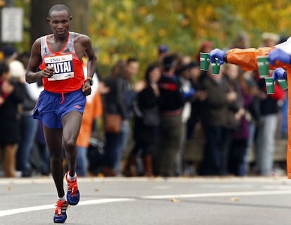 El corredor keniano, Geoffrey Muta, durante el recorrido por las calles de Nueva York. Muta ha ganado el maratón en la categoría masculina con un tiempo de 2h08:24.