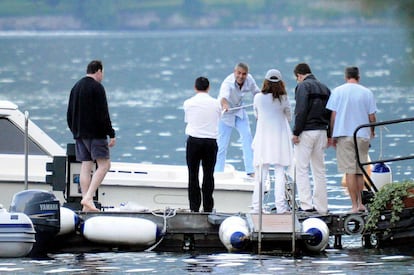 George Clooney y unos amigos en Lago Como, en una imagen de archivo de 2009.