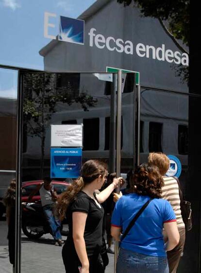 Clientes a las puertas de una oficina de Endesa en Barcelona.