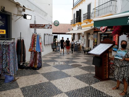 Imagen del centro de Albufeira, en Portugal, en medio de la pandemia.