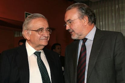 Luis Ángel Rojo (izquierda) junto a Pedro Solbes en el Club Siglo XXI.