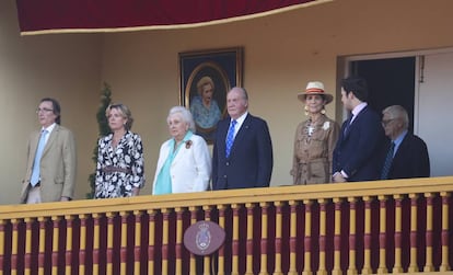 El rey Juan Carlos, junto a miembros de su familia, en el palco real de la plaza de toros de Aranjuez.