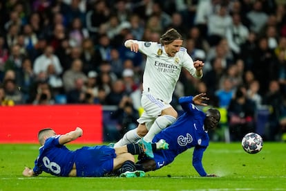 Luka Modric se escapa de dos defensas del Chelsea.