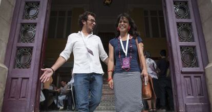 José María González y Teresa Rodríguez, tras votar en Cádiz.