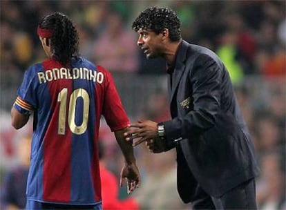 Rijkaard da instrucciones a Ronaldinho.