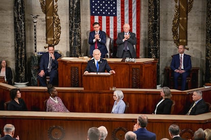 El presidente de la Cámara de Representantes, Mike Johnson (izquierda), y el presidente de Relaciones Exteriores del Senado, el senador Ben Cardin, aplauden durante el discurso de Netanyahu ante el Congreso de EE UU, en Washington, el 24 de julio de 2024.