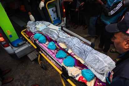 Varios paramédicos evacuaban este lunes a un grupo de bebés prematuros del hospital Al Shifa de Gaza.