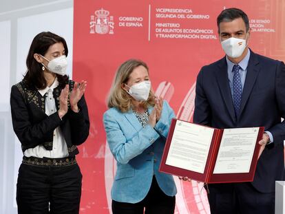 El presidente del Gobierno, Pedro Sánchez (d), junto a la ministra de Justicia, Pilar Llop (i), y la vicepresidenta primera y ministra de Asuntos Económicos, Nadia Calviño (c).