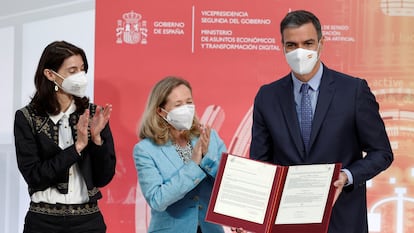 El presidente del Gobierno, Pedro Sánchez (d), junto a la ministra de Justicia, Pilar Llop (i), y la vicepresidenta primera y ministra de Asuntos Económico y Transformación Digital, Nadia Calviño (c), durante la presentación de la Carta de Derechos Digitales.