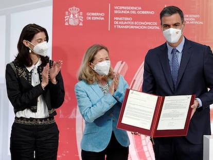 El presidente del Gobierno, Pedro Sánchez (d), junto a la ministra de Justicia, Pilar Llop (i), y la vicepresidenta primera y ministra de Asuntos Económico y Transformación Digital, Nadia Calviño (c), durante la presentación de la Carta de Derechos Digitales.