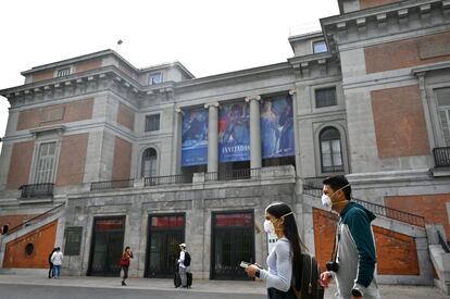 Dos turistas frente a la entrada principal, cerrada, del Museo del Prado en Madrid. El Ministerio de Cultura anunció este miércoles por la tarde el cierre de todos los museos que gestiona en Madrid por el coronavirus.