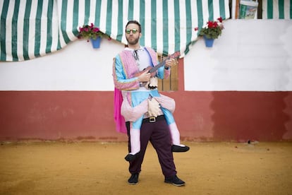 Varios jóvenes han posado con su disfraz para su despedida de la soltería en Córdoba, donde se organizan viajes para estos evento en grupo. Nada que ver en estos casos con el asunto de Mojácar: ni muñecas hinchables ni diademas de penes.