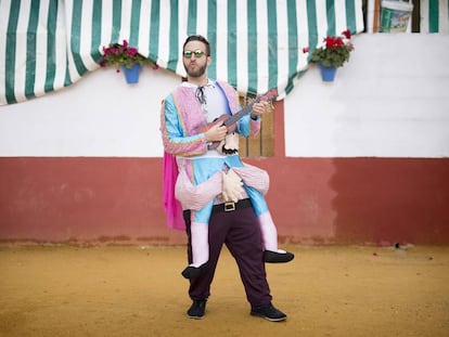 Varios jóvenes han posado con su disfraz para su despedida de la soltería en Córdoba, donde se organizan viajes para estos evento en grupo. Nada que ver en estos casos con el asunto de Mojácar: ni muñecas hinchables ni diademas de penes.