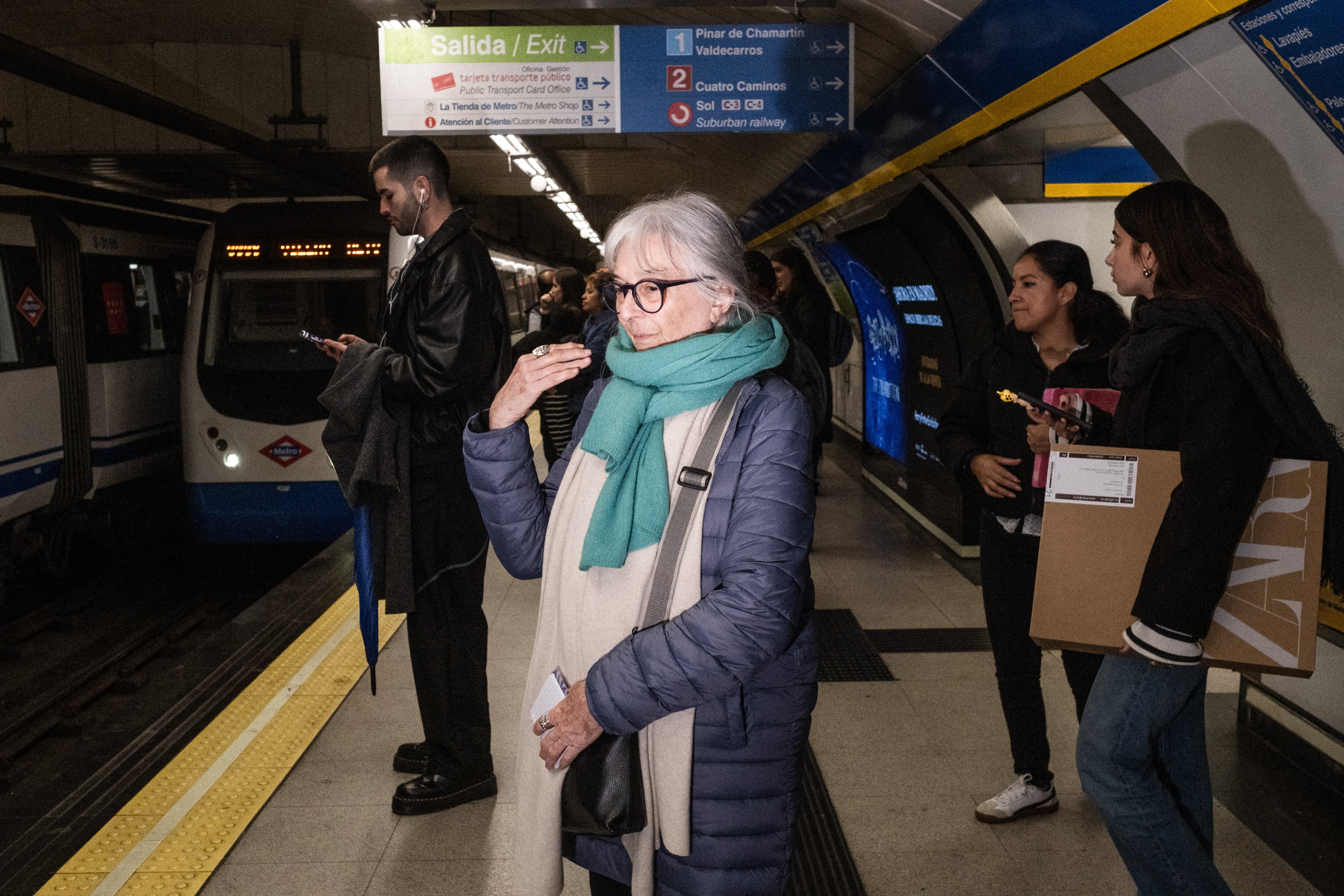 
La escritora espera el metro para ir a ver un piso en el barrio de Embajadores. 
