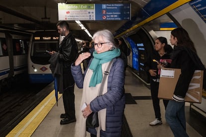 La escritora espera el metro para ir a ver un piso en el barrio de Embajadores.