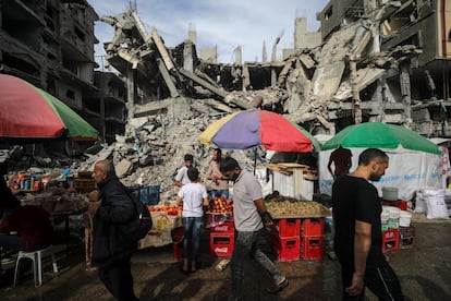 Puestos instalados junto a edificios destruidos, el viernes, último de Ramadán, en el campo de refugiados de Al Nusairat, en la franja de Gaza.