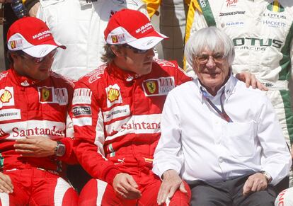 Ferrari ha tenido que cambiar los motores de los bólidos dos horas antes de la carrera. Aunque ni Massa ni Alonso parecían nerviosos posando junto a Ecclestone en la foto inicial al comienzo de la carrera.