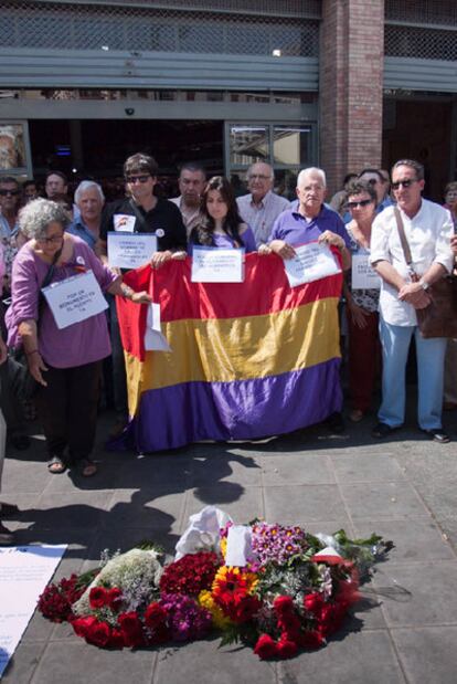 Ofrenda floral por las víctimas del bombardeo en Alicante.