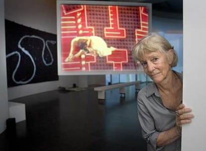 Joan Jonas, ayer, ante una de sus piezas instaladas en el Macba de Barcelona.