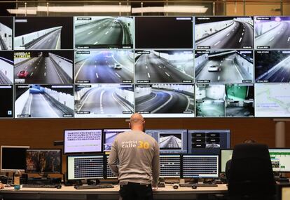 Los operadores que trabajan en el centro de control principal de Calle 30 advierten son avisados de que tres coches han colisionado en las entrañas del túnel de la M-30, cerca de la salida de la A-3.