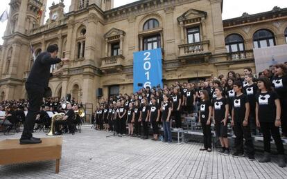 Varias personas participan en un concierto organizado por San Sebastián 2016, en una imagen de archivo.