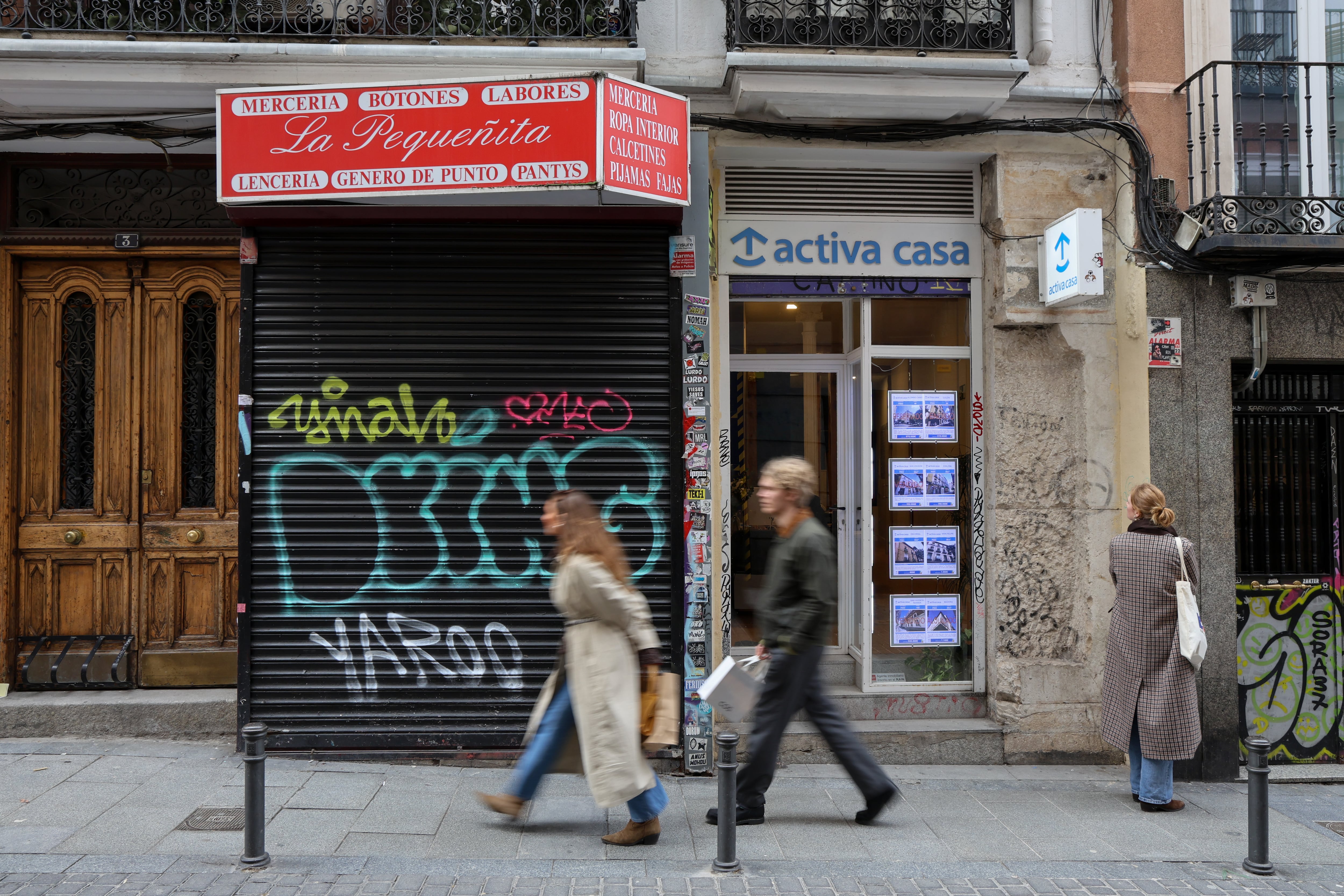 La mercería 'La pequeñita' al lado de una inmobiliaria, en la calle de Corredera Alta de San Pablo, Madrid, el 30 de enero de 2026. 