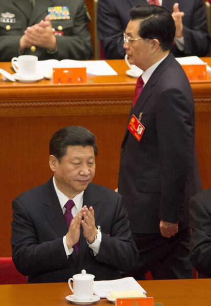 El presidente chino Hu Jintao (arriba) pasa junto al vicepresidente chino Xi Jinping (abajo) durante la ceremonia de apertura del congreso. En el cónclave, se prevé que ascienda al poder la generación de líderes que dirigirá el país la próxima década. El actual vicepresidente Xi Jinping será nombrado secretario general del PCCh, en sustitución de Hu, y en marzo del año que viene ocupará la presidencia del país.