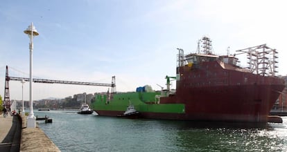 El Living Stone, junto al Puente Colgante de Portugalete abandona La Naval.