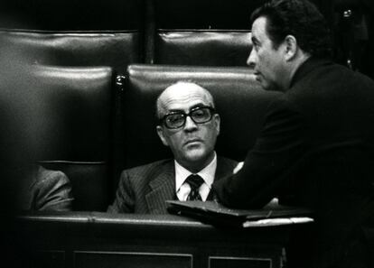 El presidente del Gobierno, Leopoldo Calvo Sotelo, en el pleno del Congreso de los Diputados, en el primer aniversario del intento de golpe de Estado del 23-F, el 23 de febrero de 1982.