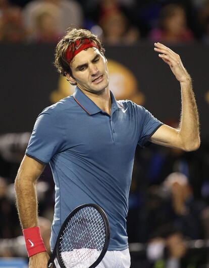 El tenista suizo Roger Federer reacciona tras perder el partido de semifinales del Abierto de Australia de tenis que le enfrentó al español Rafael Nadal en Melbourne (Australia) 