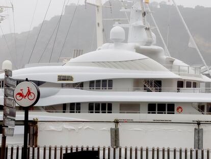 El yate 'Valerie' con las letras tapadas con plásticos en el puerto de Barcelona.