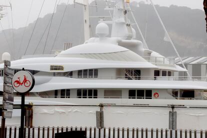 El yate 'Valerie' con las letras tapadas con plásticos en el puerto de Barcelona.