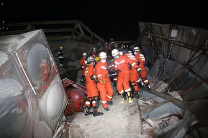 Las autoridades chinas mandaron 150 trabajadores para las tareas de rescate en el hotel derrumbado. En la imagen, los bomberos sacan a una de las víctimas de los escombros.