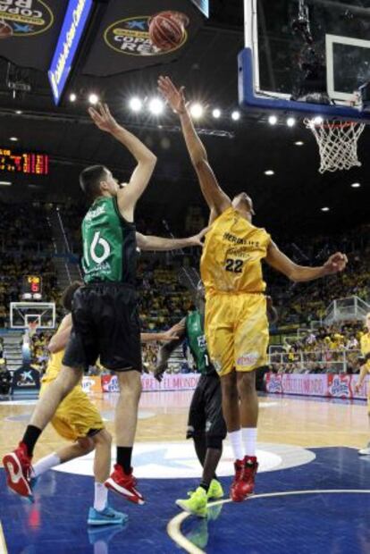 Walter Tavares trata de taponar el lanzamiento de Abalde