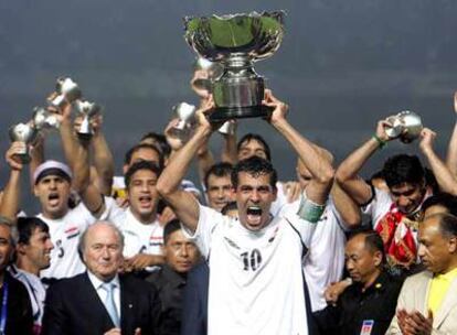 El futbolista iraquí Yunis Mahmud levanta el trofeo de la Copa Asia el pasado domingo en Yakarta.