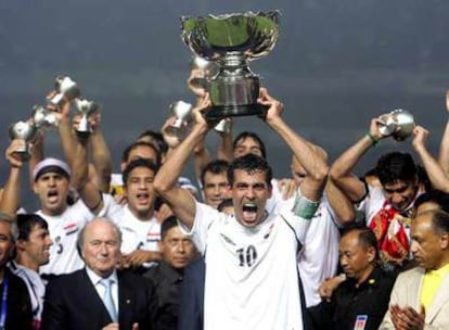 El futbolista iraquí Yunis Mahmud levanta el trofeo de la Copa Asia el pasado domingo en Yakarta.