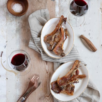 Nada más típico, sencillo y suculento que las chuletillas de cordero asadas sobre sarmientos de vid. Armonizadas con un tinto, claro.