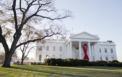 La entrada norte de la Casa Blanca en Washington, decorada con un lazo rojo gigante.