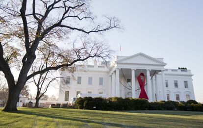 La entrada norte de la Casa Blanca en Washington, decorada con un lazo rojo gigante.