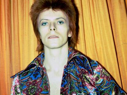 "Me interesaba cuando David Bowie [en la imagen] era un chico de suburbio de clase media buscando su identidad", dice Simon Reynolds de David Bowie en su libro.