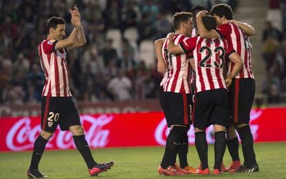 Los jugadores del Athletic celebran el único gol del partido.