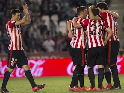 Los jugadores del Athletic celebran el único gol del partido.