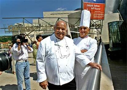 Los cocineros franceses Pierre Troisgros y Paul Bocuse, ayer en el Guggenheim.